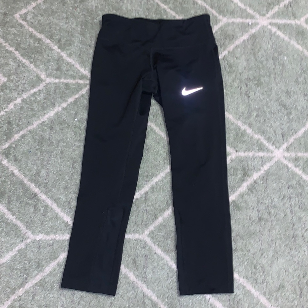 Nike Cropped Running Leggings with Mesh Detailing on the ankle!
